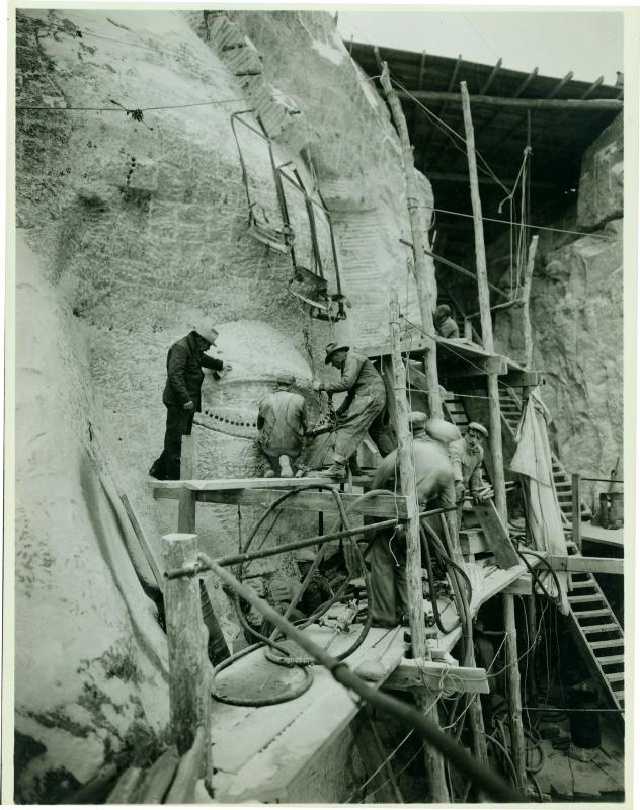 Black-Hills-SD/640x480_Mount_Rushmore construction 15.jpg